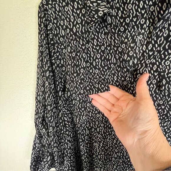 Torrid Black & White Print Button Front Blouse with Front Pockets- Size 3 -22/24 - Picture 2 of 10